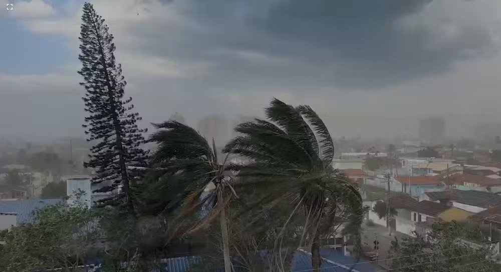 Ventania paralisa balsa e interditam rodovia no Litoral Norte
