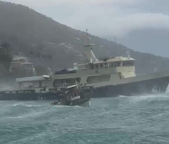 Pescador sobrevive a vendaval, perde casa flutuante