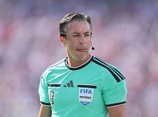 Árbitro brasileiro expulsa jogador na Copa do Mundo