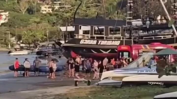 Barco afunda com sete pessoas em Itamambuca
