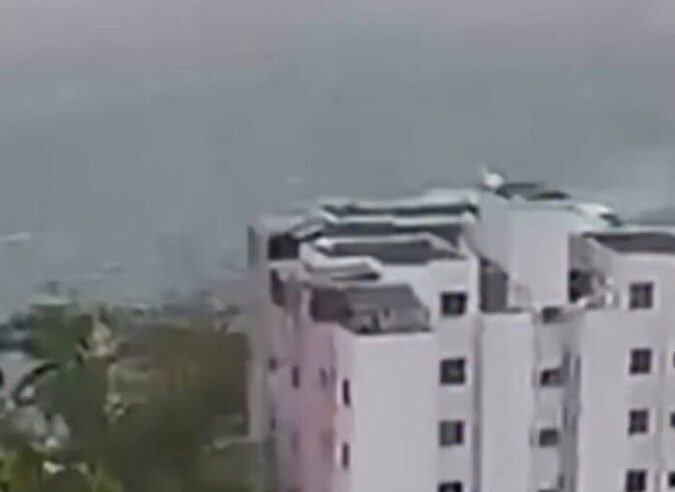 Vento arranca cobertura metálica e atinge praça