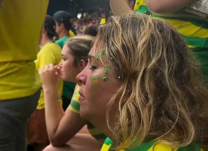 Torcida chora após eliminação do Brasil