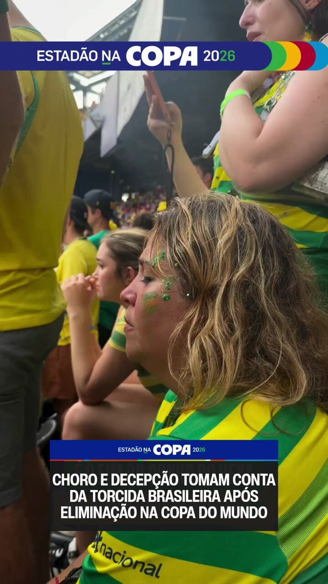 Torcida chora após eliminação do Brasil