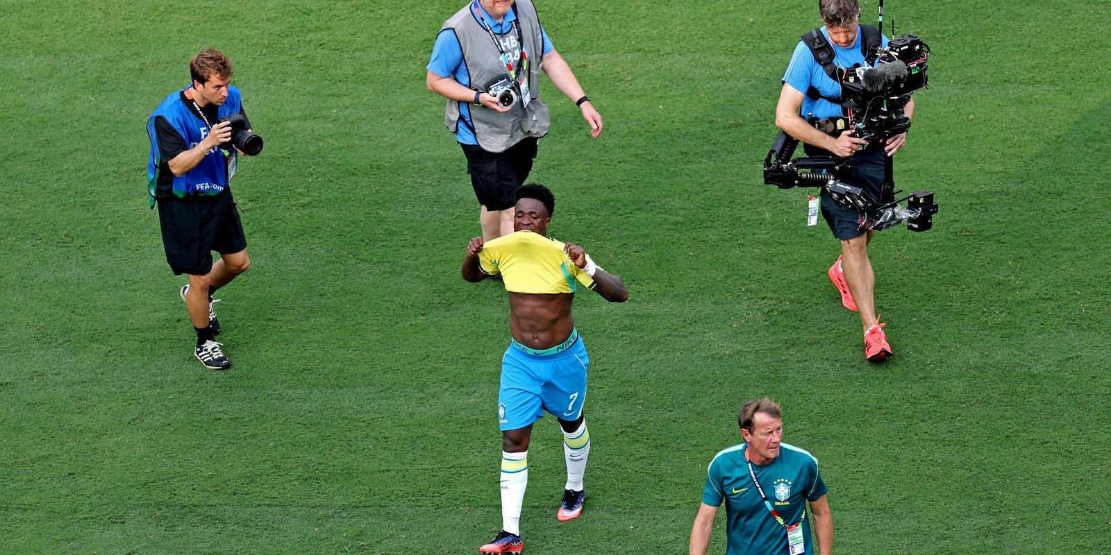Vinicius Jr pede desculpas e mantém sonho do hexa