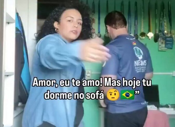 Sósia de Haaland dorme no sofá de Ana