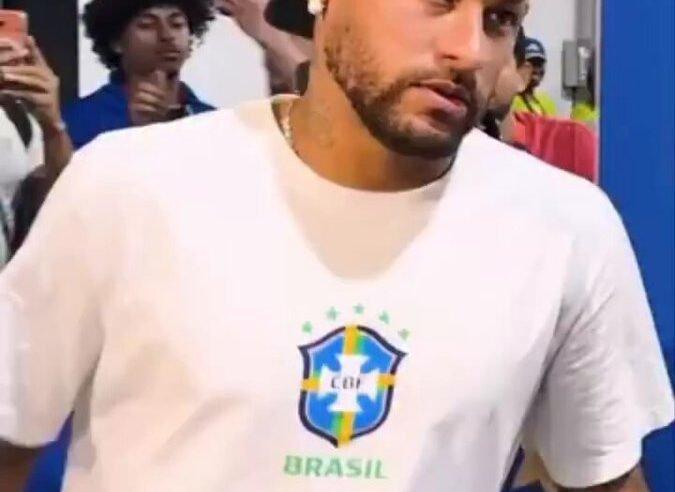 Neymar sai em silêncio após derrota à Noruega