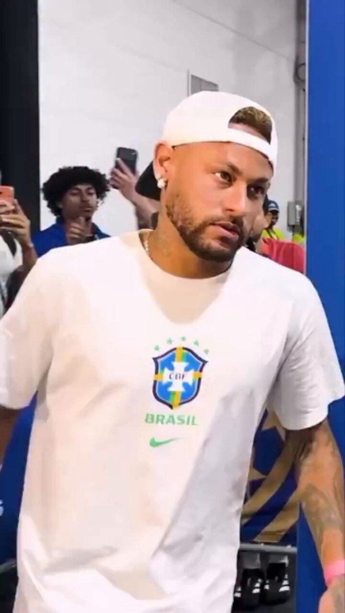 Neymar sai em silêncio após derrota à Noruega