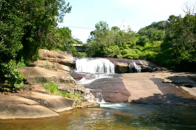 Dois feridos em queda na Cachoeira do Prumirim