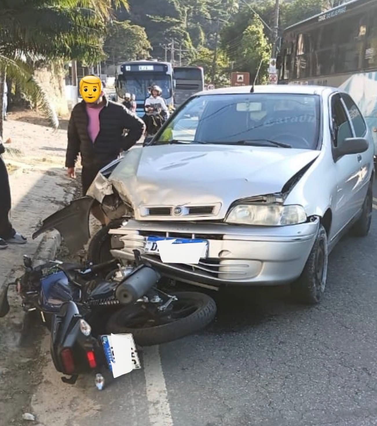 Motociclista fica ferido em colisão com carro