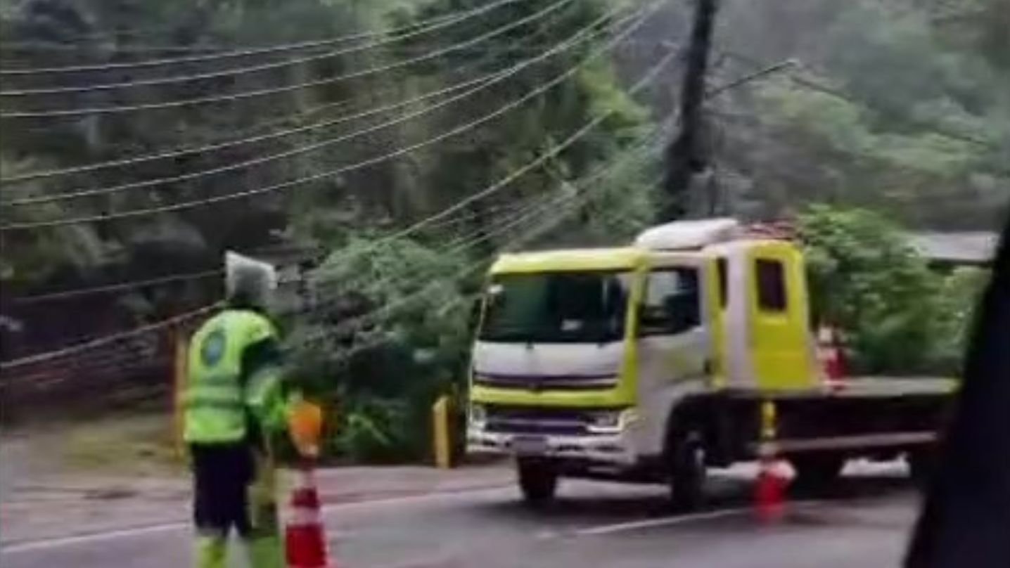 Barranco em Maresias derruba quatro postes na rodovia