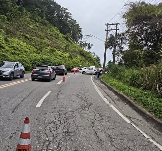 Acidente interrompe parcialmente trânsito na Rio‑Santos em São Sebastião