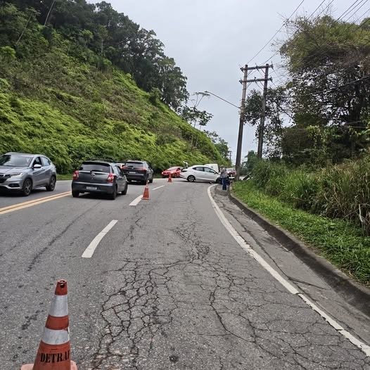 Acidente interrompe parcialmente trânsito na Rio‑Santos em São Sebastião