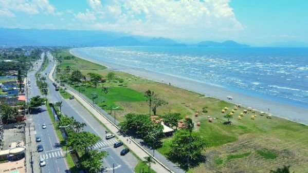 Praia do Romance atrai famílias em Caraguatatuba