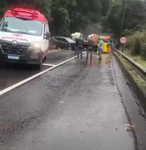 Acidente de caminhão bloqueia trecho na Serrinha