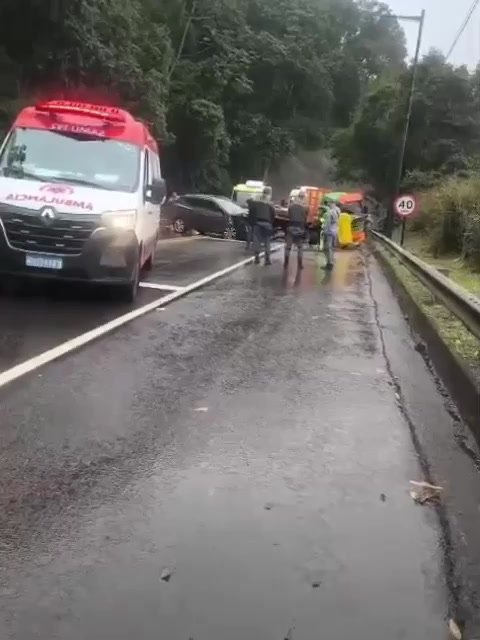 Acidente de caminhão bloqueia trecho na Serrinha