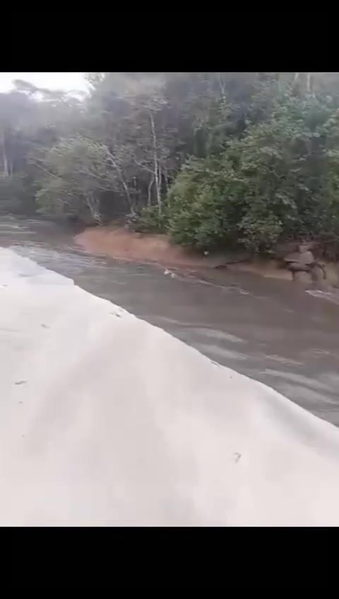 Sabesp vistoria Rio Guaxinduba sem encontrar vazamento