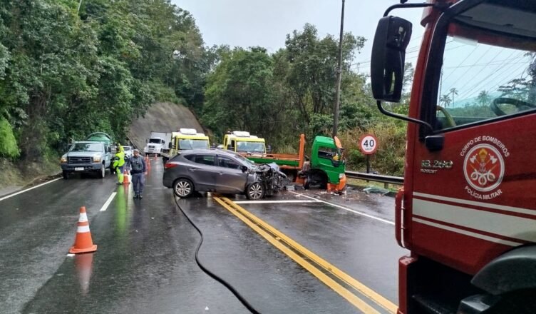Três pessoas ficam feridas em acidente na Rio-Santos