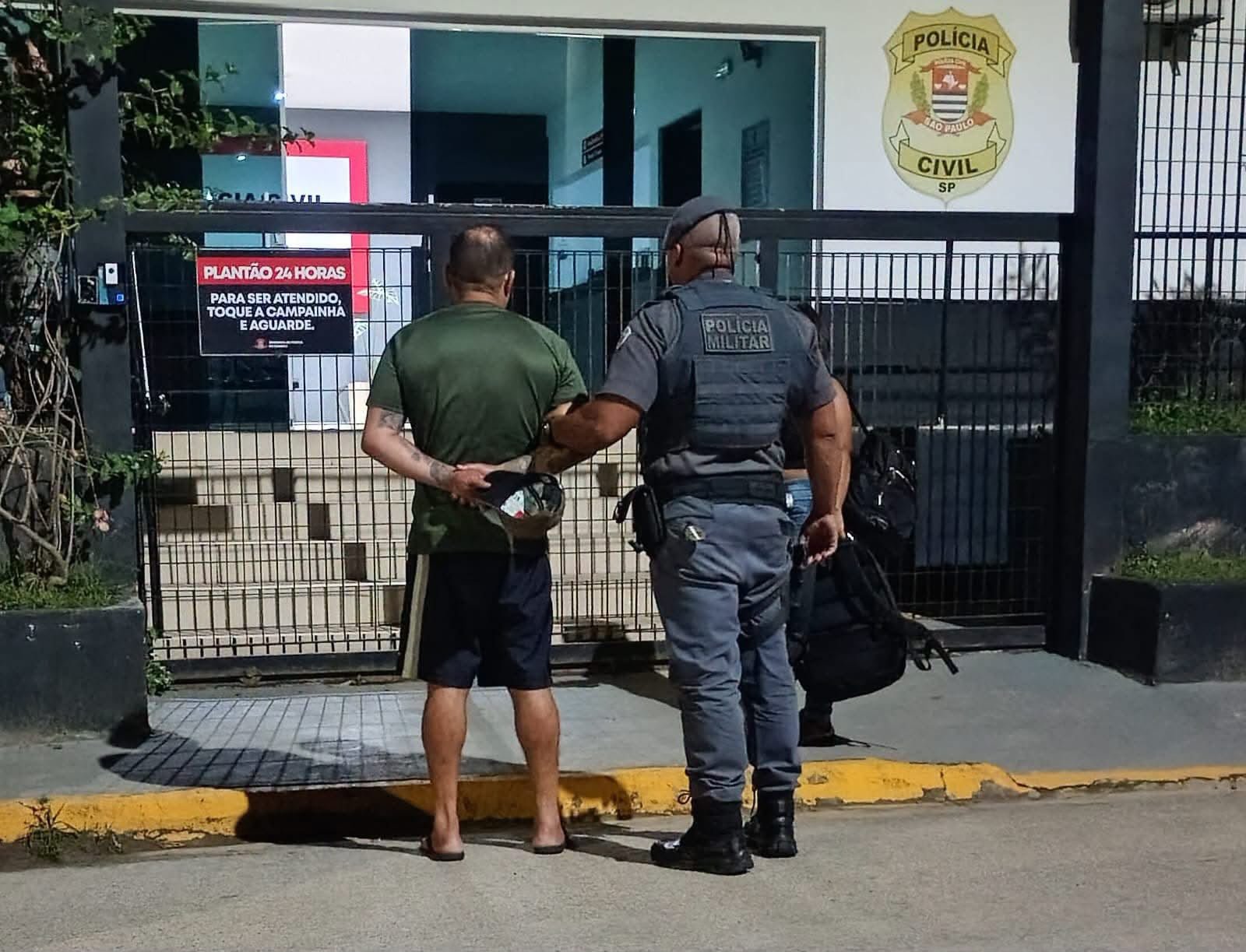 Homem é preso por ameaçar companheira com facão