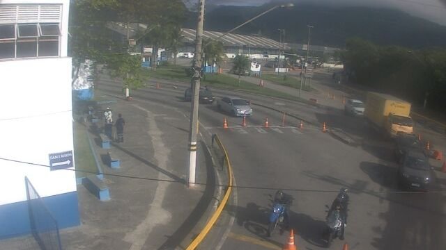 Ilhabela: balsa paralisa travessia de veículos pesados