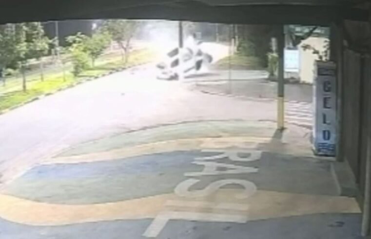 Carro capota e atinge poste em Bertioga