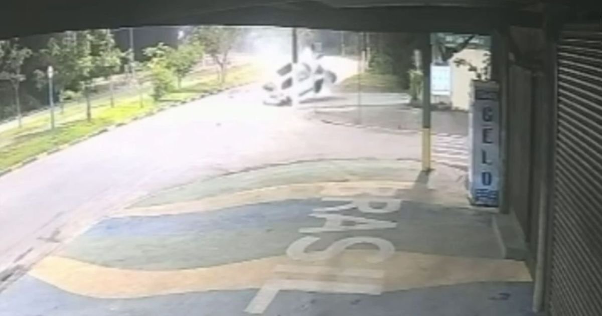 Carro capota e atinge poste em Bertioga