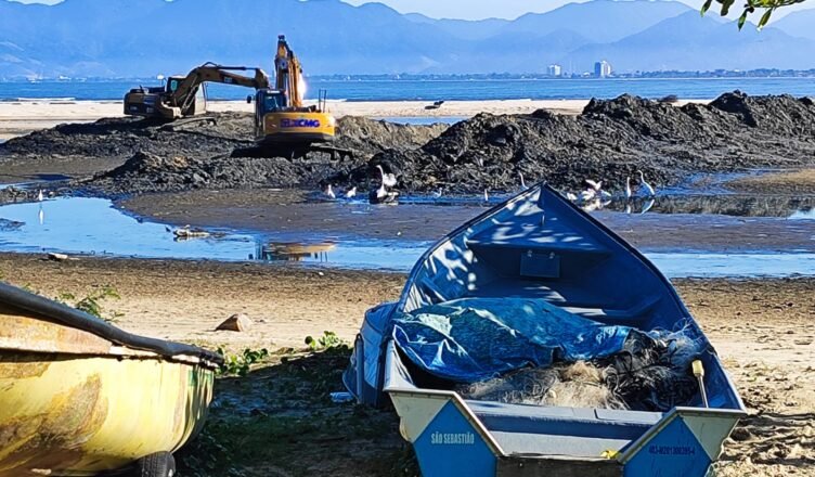 Prefeitura abre canal na praia para barcos de pesca