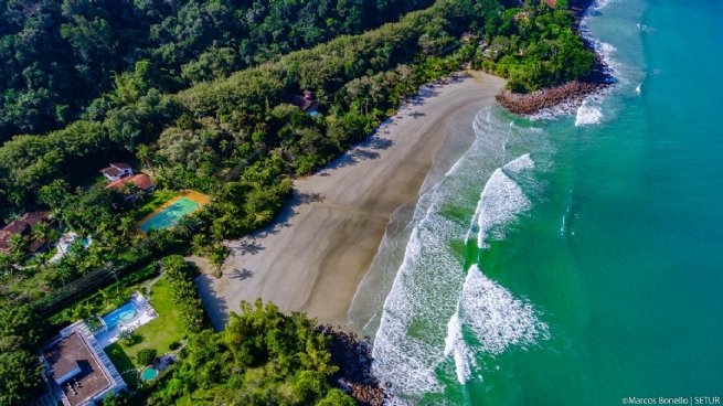 Família furta carro e celular na praia