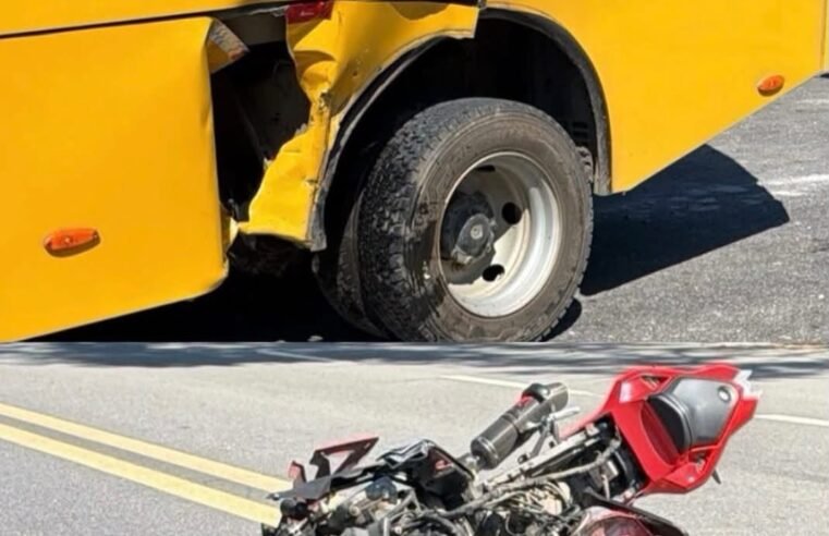 Motociclista morre após colidir com ônibus escolar em Ubatuba