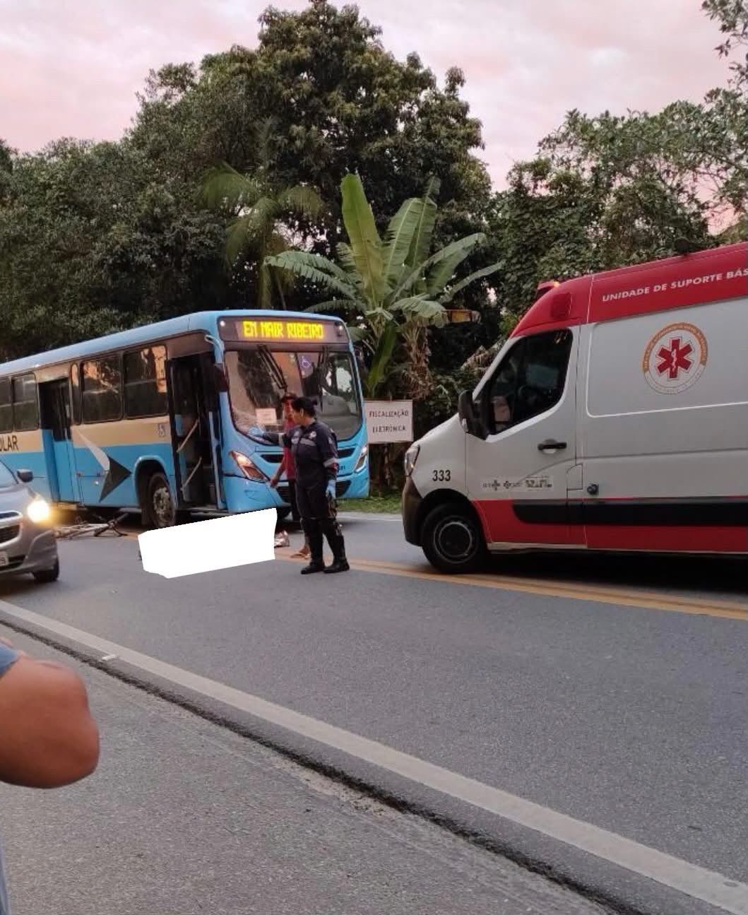 Ciclista morre após colidir com ônibus escolar em Juqueí