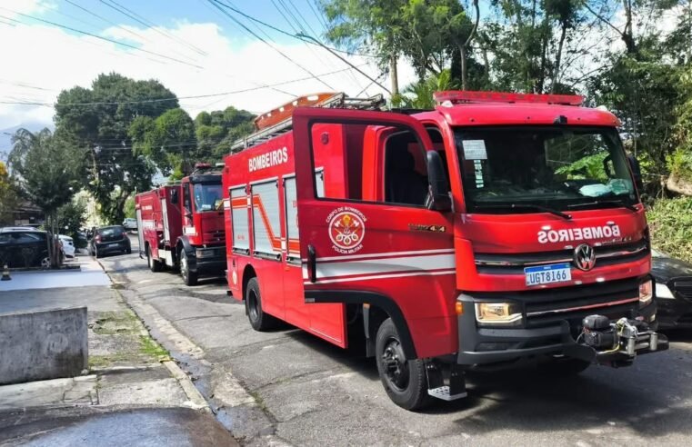 🔥 🔥 MORADORES CORREM PARA COMBATER INCÊNDIO EM CASA E EVITAM QUE FOGO SE ESPALHE