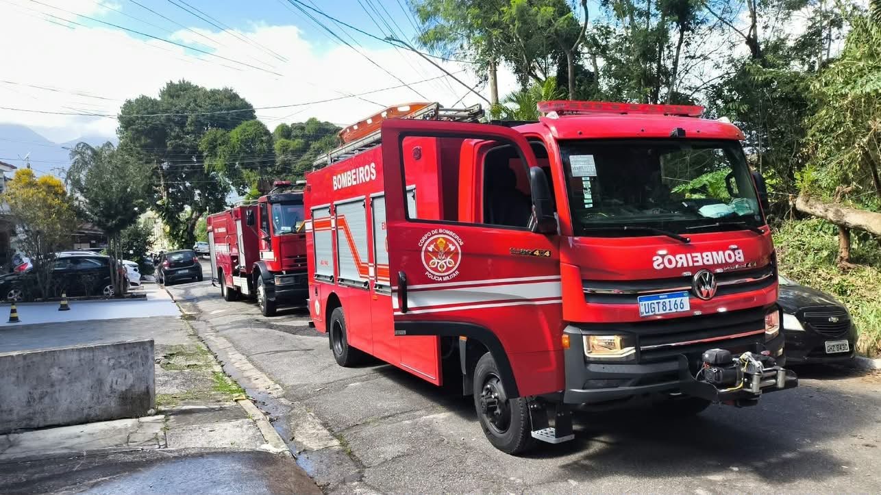 🔥 🔥 MORADORES CORREM PARA COMBATER INCÊNDIO EM CASA E EVITAM QUE FOGO SE ESPALHE