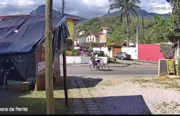 Casal leva estoque inteiro e torresmo em furto filmado