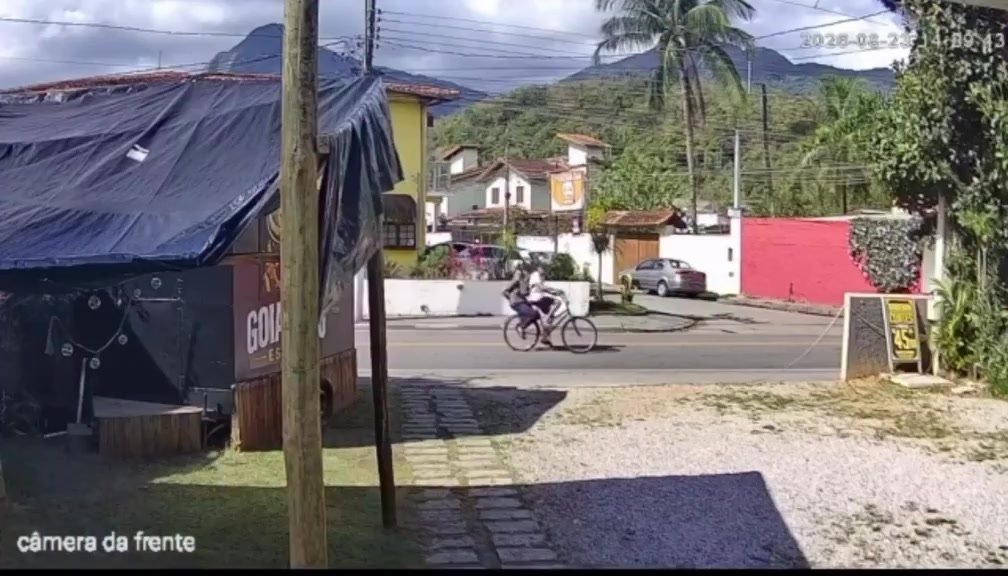 Casal leva estoque inteiro e torresmo em furto filmado