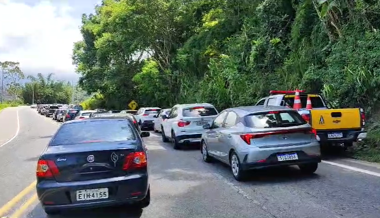 Colisão frontal na Rio-Santos deixa nove feridos