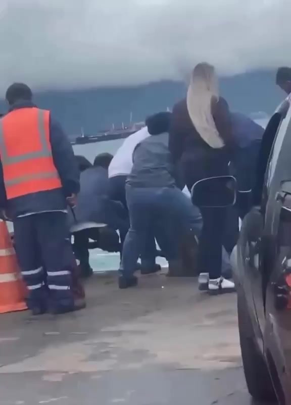 Mulher derruba moto no mar antes de embarcar