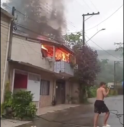 Incêndio destrói casa no Taquaral de Ubatuba