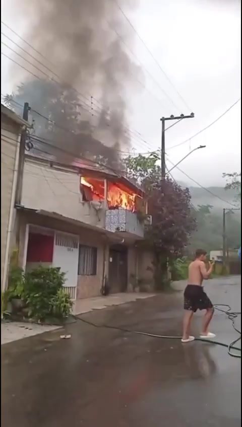 Incêndio destrói casa no Taquaral de Ubatuba