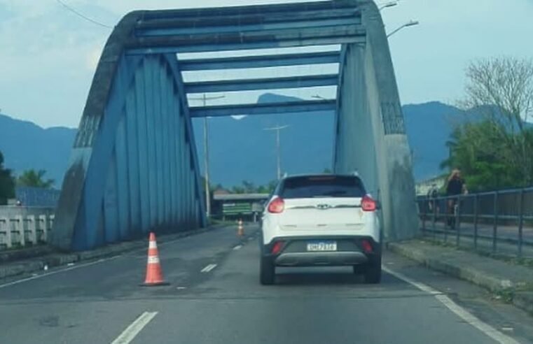 Bloqueios na Rio-Santos causam filas de 1 km
