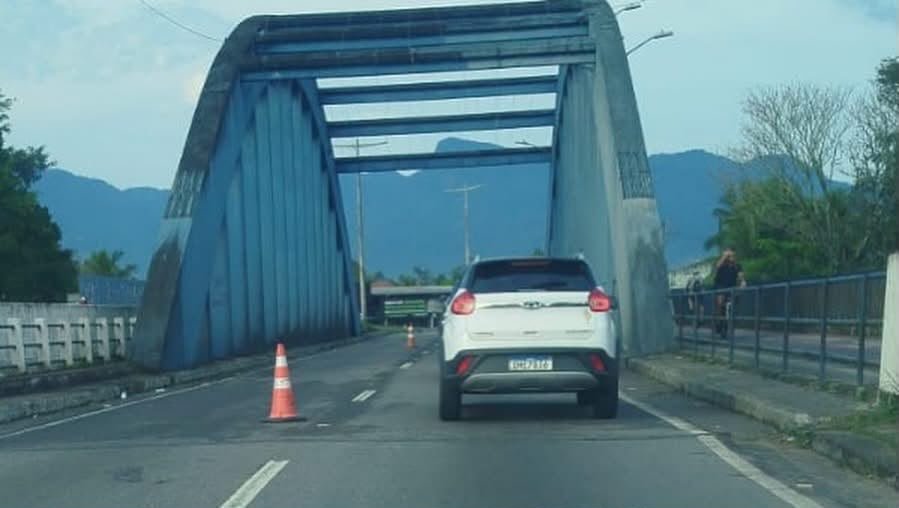 Bloqueios na Rio-Santos causam filas de 1 km