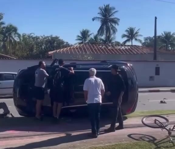 Colisão na Barra Velha termina com carro capotando