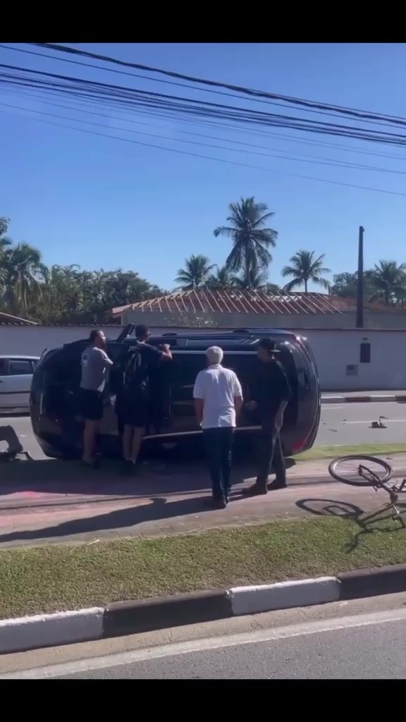 Colisão na Barra Velha termina com carro capotando