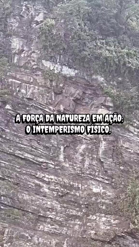 Vídeo revela desmoronamento de encosta no litoral