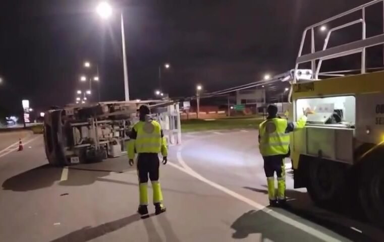 Caminhão de cerveja tomba e interrompe via em Caraguatatuba