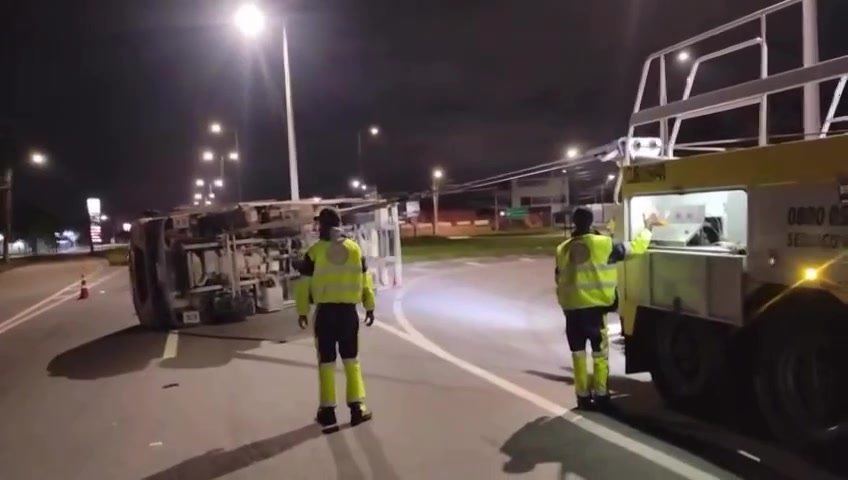 Caminhão de cerveja tomba e interrompe via em Caraguatatuba