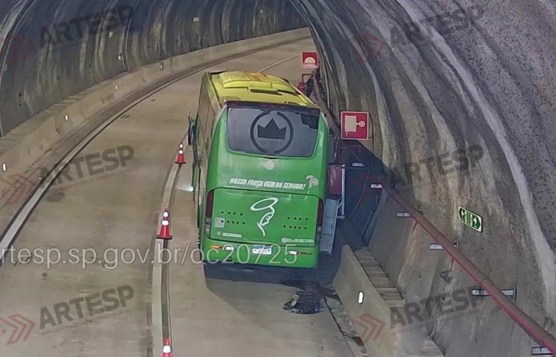 Ônibus fica parado em túnel da Tamoios