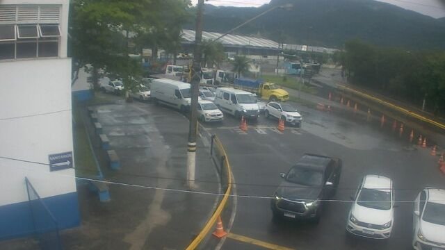 Balsa de Ilhabela opera normalmente sob chuva nesta
