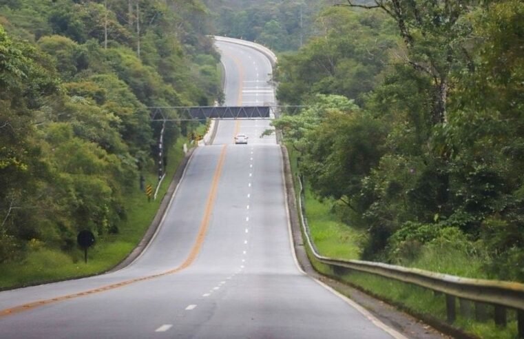 Tráfego moderado na Mogi-Bertioga e chuva fraca
