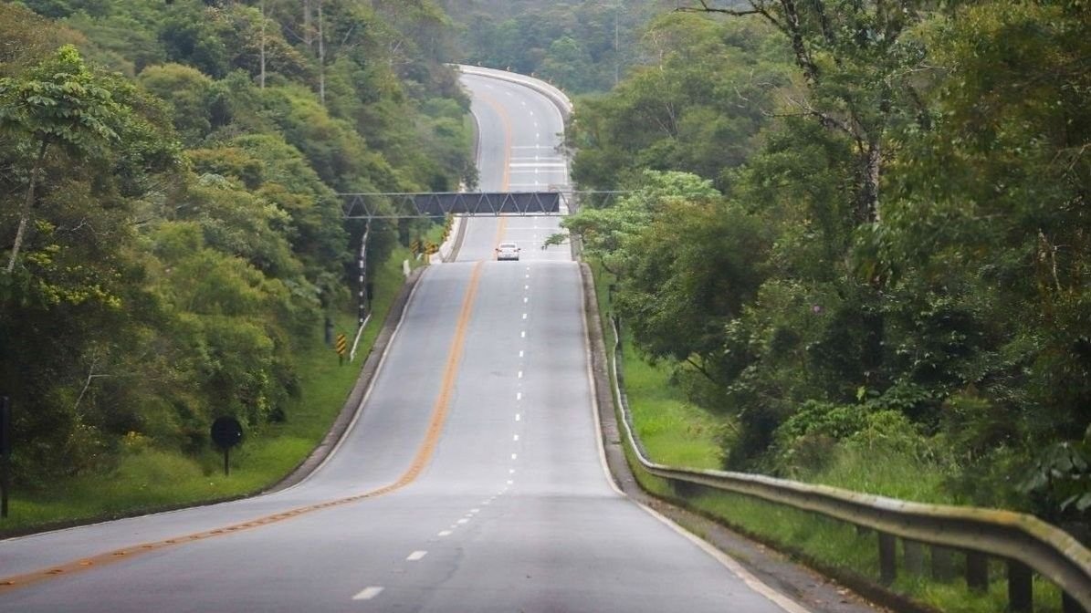 Tráfego moderado na Mogi-Bertioga e chuva fraca