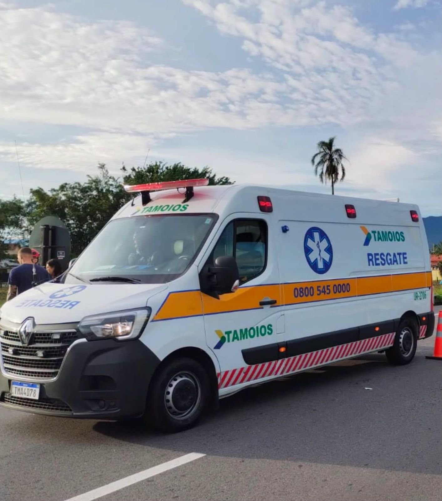Acidente na Tamoios deixa quatro feridos e interrompe trânsito