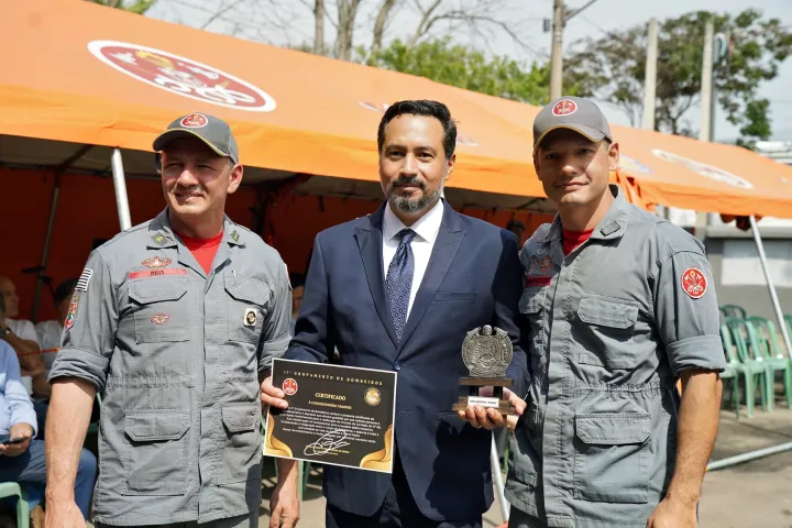 Concessionária Tamoios recebe homenagem por apoio a corrida